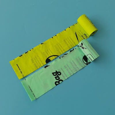 Des échantillons de sacs à ordures imprimés sur mesure, biodégradables, noirs, poubelles de ménage, en rouleau.