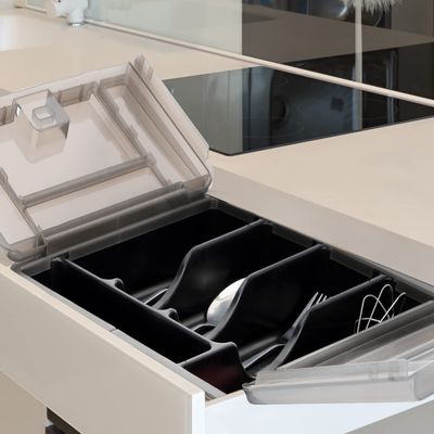 Optimisez votre tiroir de cuisine avec un plateau de vaisselle et un porte-disque portable