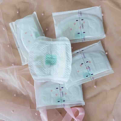 Des compresseurs de poitrine jetables ultra-minces pour les mères de maternité