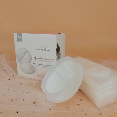 Des compresseurs mammaires pour la maternité avec une couche supérieure N.W. à usage unique.