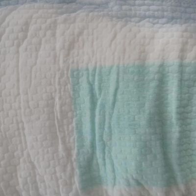 Des échantillons offerts gratuitement, un tampon maternité absorbant pour le rétablissement et la guérison post-partum.