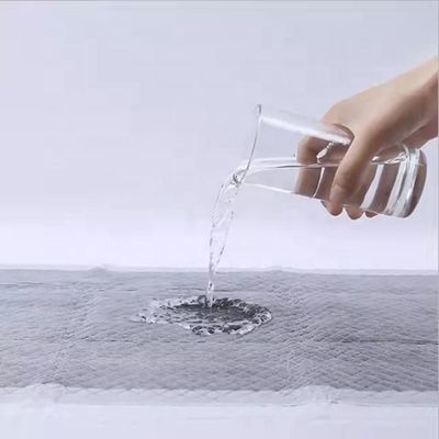 Un tampon d'urine pour animaux de compagnie entièrement imperméable à l'eau pour chiens, à haute absorption et durable 60 x 60 cm