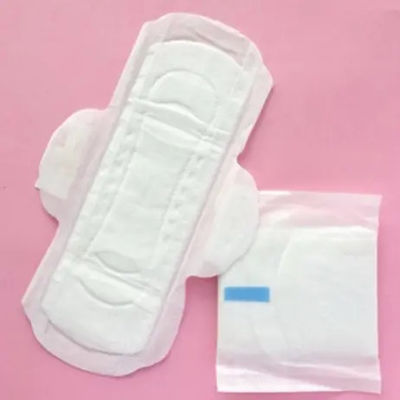Des serviettes hygiéniques jetables imperméables pour femmes, de conception personnalisée et d'une grande absorption