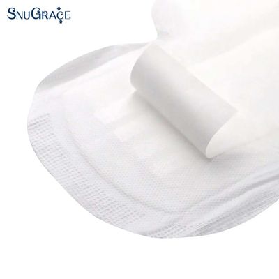 Des serviettes hygiéniques pour femmes respectueuses de la peau avec puce d'anions verts négatifs et conception respirante