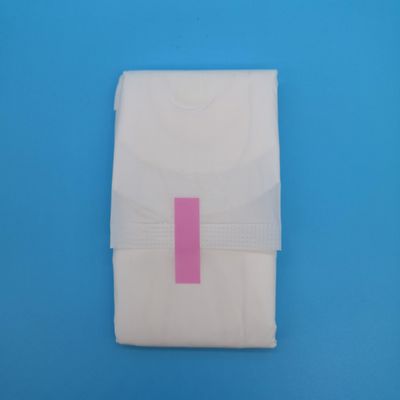 Une serviette hygiénique jetable pour femme de deuxième classe