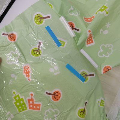 Prévention des fuites échantillon de couche de bébé adulte pour OEM ODM Conception brodée acceptable