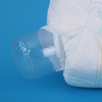 Une couche pour adultes ultra épaisse avec une feuille de dessus non tissée douce et une pâte de fluff super absorbante