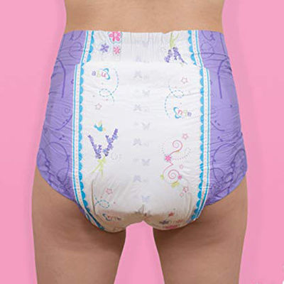 Une couche pour adultes ultra épaisse avec une feuille de dessus non tissée douce et une pâte de fluff super absorbante