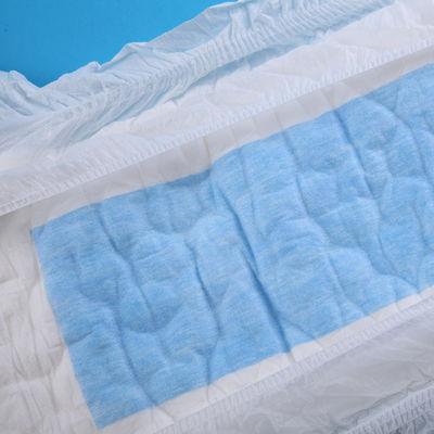 Une couche pour adultes ultra épaisse avec une feuille de dessus non tissée douce et une pâte de fluff super absorbante