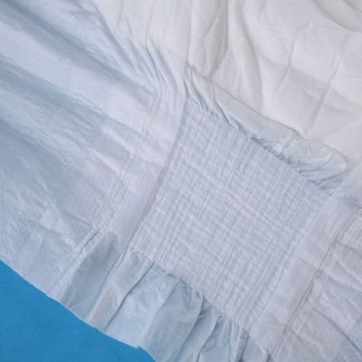 Une couche pour adultes ultra épaisse avec une feuille de dessus non tissée douce et une pâte de fluff super absorbante