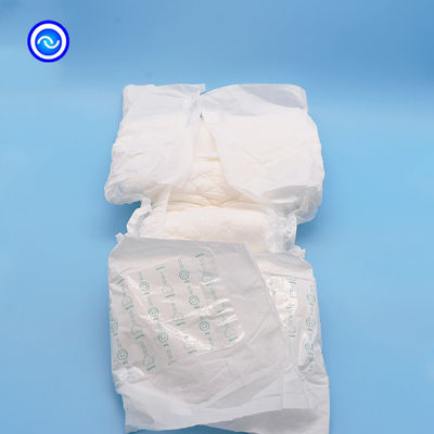Une couche pour adultes ultra épaisse avec une feuille de dessus non tissée douce et une pâte de fluff super absorbante